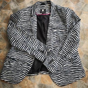 JESSICA | Plus size B&W | Zebra Blazer |